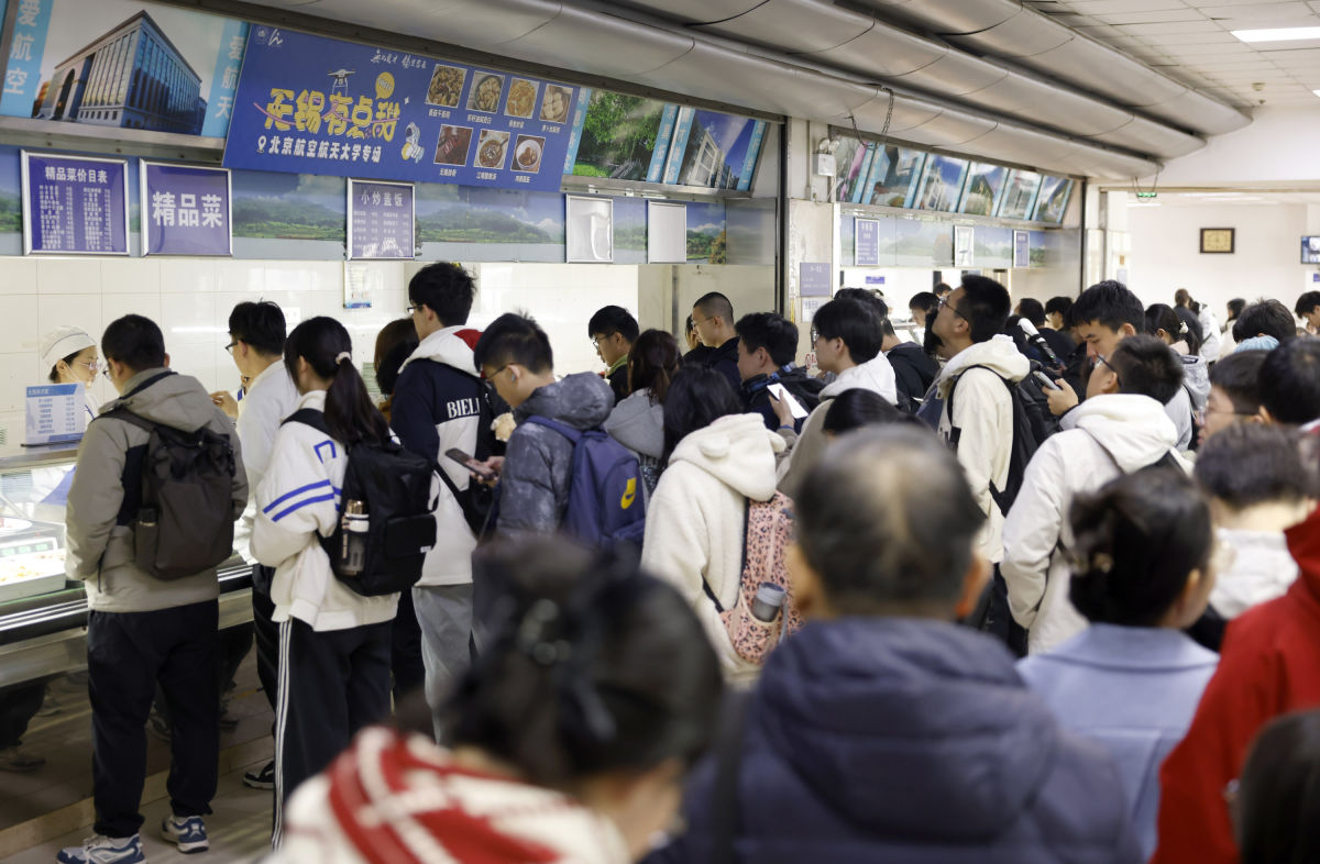 2025年10月23日,北京航空航天大学学院路校区师生在“无锡有点甜”的窗口排队点菜。 卞正锋 摄 2025年10月23日,北京航空航天大学学院路校区师生在“无锡有点甜”的窗口排队点菜。 卞正锋 摄