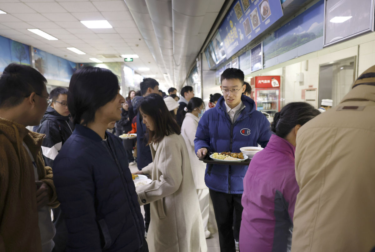 2025年10月23日,北航计算机科学与技术专业本科生卞卓航在学校食堂点餐,准备品尝家乡美食。 卞正锋 摄 2025年10月23日,北航计算机科学与技术专业本科生卞卓航在学校食堂点餐,准备品尝家乡美食。 卞正锋 摄