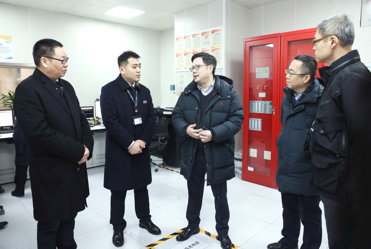 港铁中国内地业务总监黄琨暐(左三)了解新线开通准备情况。京港地铁供图 港铁中国内地业务总监黄琨暐(左三)了解新线开通准备情况。京港地铁供图