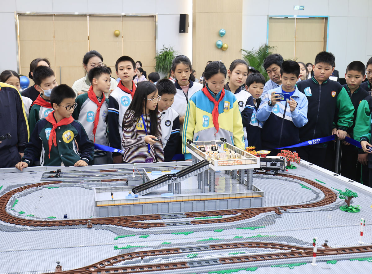 京港地铁推出轨道交通首个STEAM跨学科教育项目,赋能青少年成长。京港地铁供图 京港地铁推出轨道交通首个STEAM跨学科教育项目,赋能青少年成长。京港地铁供图