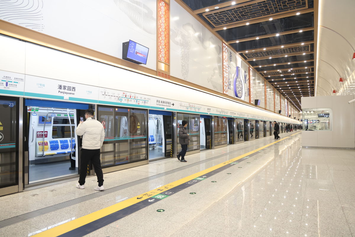 京港地铁17号线潘家园西站铺设黄蓝两色通长地贴,形成连续视觉引导线,方便乘客出行。京港地铁供图 京港地铁17号线潘家园西站铺设黄蓝两色通长地贴,形成连续视觉引导线,方便乘客出行。京港地铁供图