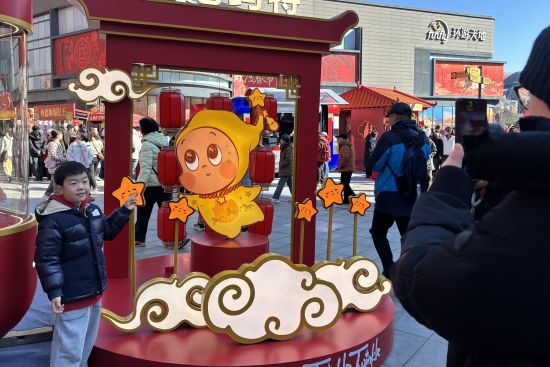 2月17日,游客在北京隆福寺新春市集拍照。中新社记者 徐婧 摄 2月17日,游客在北京隆福寺新春市集拍照。中新社记者 徐婧 摄