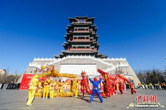 2月17日,“福地启新岁·非遗贺新春”北京门头沟区马年非遗巡游季在永定楼前正式拉开帷幕。图为舞龙表演。北京市门头沟区供图 2月17日,“福地启新岁·非遗贺新春”北京门头沟区马年非遗巡游季在永定楼前正式拉开帷幕。图为舞龙表演。北京市门头沟区供图