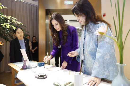 塞尔维亚总统武契奇夫人塔玛拉到访新中式服饰品牌“楚和听香CHUYAN”美学空间。中新社记者 韩海丹 摄 塞尔维亚总统武契奇夫人塔玛拉到访新中式服饰品牌“楚和听香CHUYAN”美学空间。中新社记者 韩海丹 摄