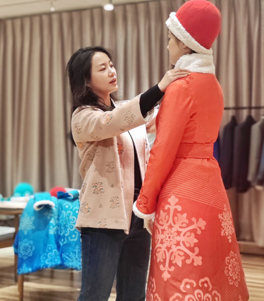 2022年楚艳负责北京冬奥会颁奖礼仪服装“唐花飞雪”系列颁奖礼服的设计。受访者供图 2022年楚艳负责北京冬奥会颁奖礼仪服装“唐花飞雪”系列颁奖礼服的设计。受访者供图