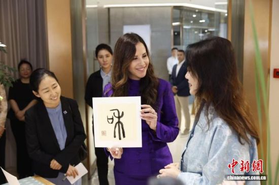5月26日,塞尔维亚总统武契奇夫人塔玛拉(中)在北京用毛笔写下“和”字。中新社记者 韩海丹 摄 5月26日,塞尔维亚总统武契奇夫人塔玛拉(中)在北京用毛笔写下“和”字。中新社记者 韩海丹 摄