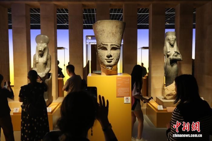 2024年7月17日,“金字塔之巅:古埃及文明大展”在上海博物馆人民广场馆举行开幕仪式。 中新社记者 张亨伟 摄 2024年7月17日,“金字塔之巅:古埃及文明大展”在上海博物馆人民广场馆举行开幕仪式。 中新社记者 张亨伟 摄