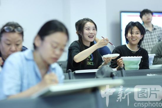  Beijing: Night classes in colleges and universities are popular
