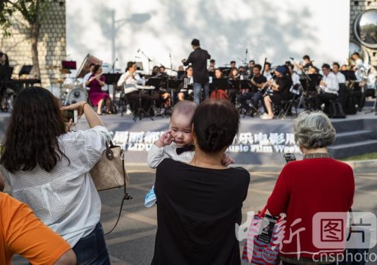 北京市民欣赏街头音乐演奏
