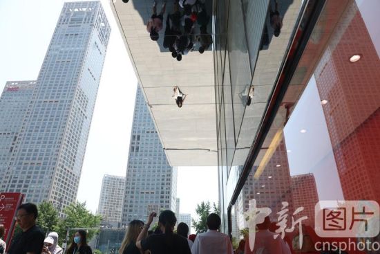  Beijing International Trade "Inception Space" Attracts Citizens to Clock in and Take Photos