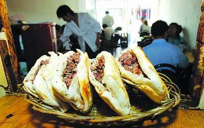 烧饼的脆和着驴肉的软