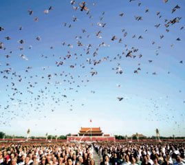 和平鸽飞过天安门纪念会场.新华社发
