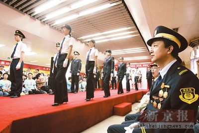 地铁员工新制服亮相