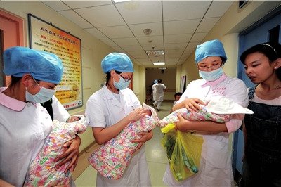 37岁的李朝霞怀孕多胞胎,因家里经济困难,错过医院的建档期而无
