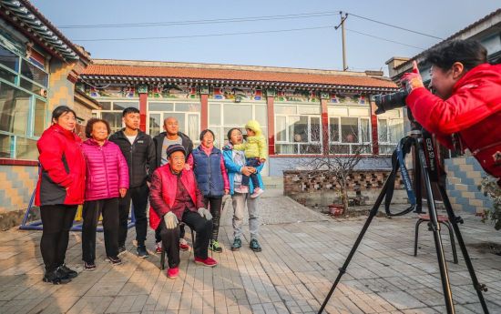 几十年的老房子前拍下一张全家福…北京市顺义区李遂镇柳各庄村近日