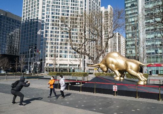 北京金融街"金牛"吸引市民