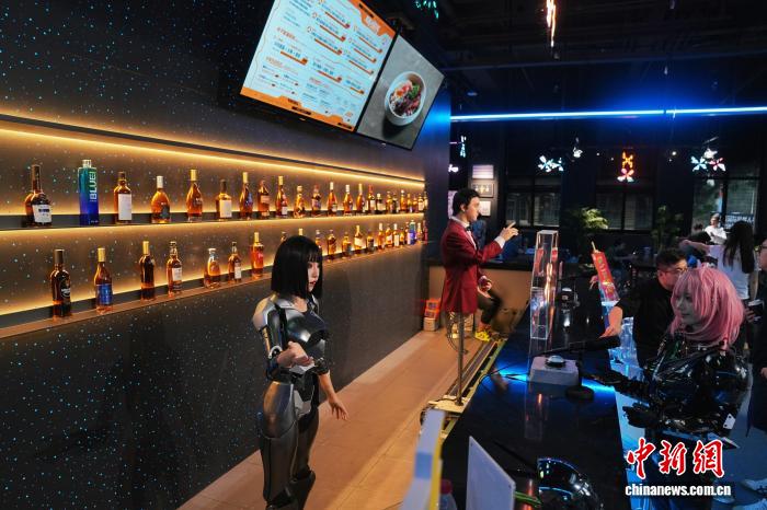  走进北京首家机器人主题餐厅：科技感吸引中外顾客