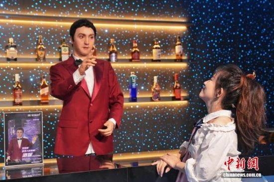  走进北京首家机器人主题餐厅：科技感吸引中外顾客
