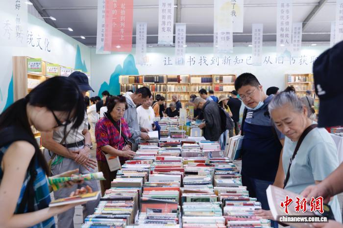  近50万种产品以书会友 “我与地坛”北京书市开幕