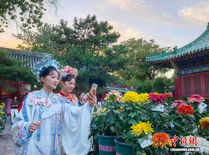  激发城市新活力 “花YOUNG潮外”UIC片区消费季在京启动