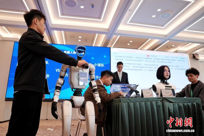  “机器人是否会统治人类？” 机器人在北京“舌战群雄”