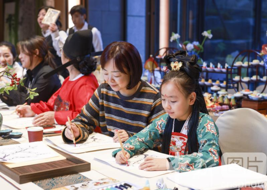 12��21�գ�С���Ѻͼҳ���ͬѧϰ�����ž�����ͼ����