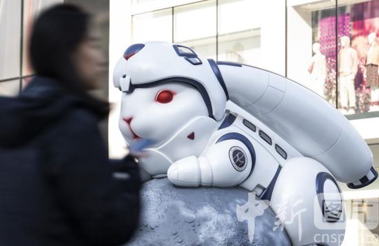 北京热门商圈展示电影《流浪地球2》联名兔子雕塑