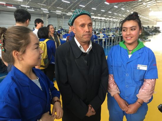 图为米日古丽(右一),努尔尼沙干(左一).