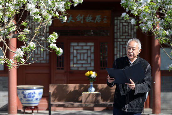 图为李大钊之孙李亚中朗诵祖父的文章《青春》节选.