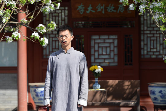 图为李大钊之孙李亚中朗诵祖父的文章《青春》节选.